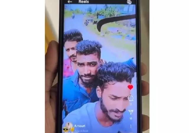 Madikeri: Two youngsters held for flaunting lethal weapon during tripe-ride on bike; one absconding